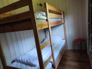 Zimmer mit Etagenbett und 2 Etagenbetten in der Unterkunft Haugheim Two-Bedroom Cottage in Birkeland