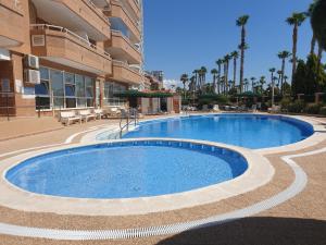 uma grande piscina em frente a um edifício em Holiday Costa marina 3MED006 em El Borseral