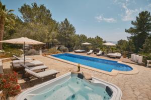 una piscina con bañera de hidromasaje en un patio en Villa B&M Experience en Sant Francesc de s'Estany