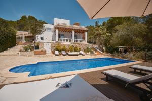 a villa with a swimming pool in front of a house at Villa B&M Experience in Sant Francesc de s'Estany