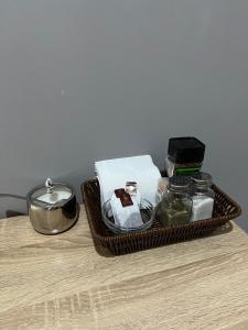 een mand met eten en andere producten op een tafel bij Apart-Hotel Tobayakova 25 in Alma-Ata