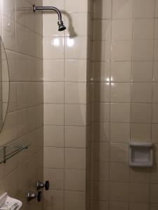 y baño con ducha con cabezal de ducha. en HOTEL EXPRESS MENDOZA en Mendoza
