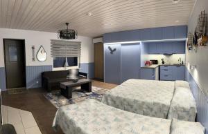 a hotel room with two beds and a kitchen at Apartments Weintrauben in Pärnu