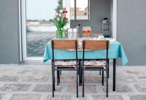a table with two glasses of wine and flowers at LE SITE in Specchia