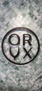 马普托Oryx Boutique Hotel的瓷砖地板上的金属标牌上写着“债务”