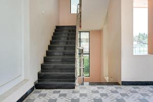una escalera en un edificio con suelo de baldosa en Sharin Service Apartments, en Salem