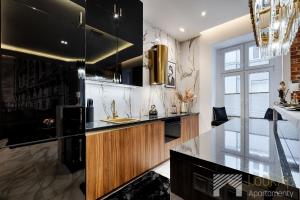 uma cozinha com armários pretos e um balcão preto em Premium Glamour by LookAp em Łódź