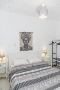 um quarto com uma cama com uma estátua na parede em Stefano's country house 2 em Chania Town