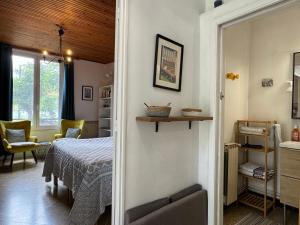 - une chambre avec un lit et une chambre avec une fenêtre dans l'établissement En ville avec un air de campagne, à Arles