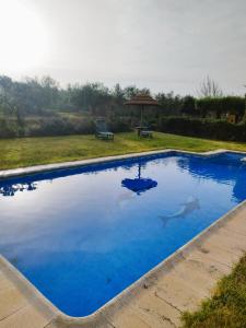 Bazén v ubytovaní Casa Rural Vista Bella alebo v jeho blízkosti