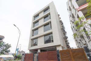 um edifício de apartamentos em construção em Singapura em Townhouse Krish Residency Near Newtown Bus Stand em Calcutá