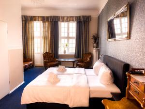 a hotel room with a large bed in a room at Pension Am Park in Berlin