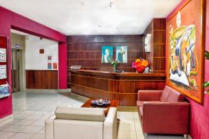 una sala de espera con 2 sillas, un sofá y una mesa en Hotel LIVVO Don Paco en Mindelo