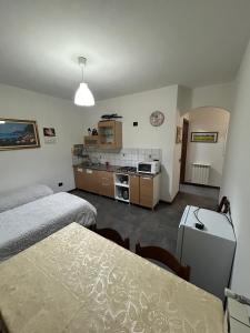 Habitación de hotel con 2 camas y cocina en flower powers, en Zanica