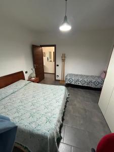 1 dormitorio con 2 camas y puerta que da a un pasillo en flower powers, en Zanica