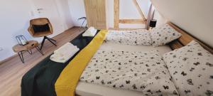 1 dormitorio con 1 cama con manta y almohadas en Ferienwohnung am Rotach, en Friedrichshafen 24 fotos más