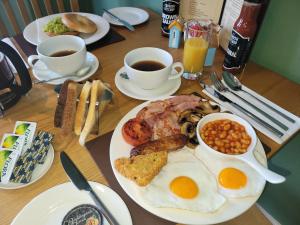 a table with a breakfast plate of eggs and beans at Geckos Rest in Newquay