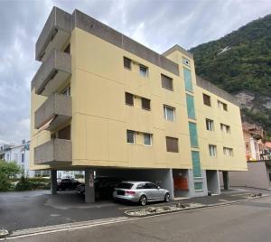 a building with a car parked in front of it at City Studio in Interlaken mit Parkplatz in Interlaken