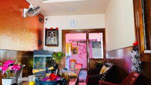 salon ze stołem i akwarium w obiekcie OYO 81239 Shri Vinayaka Inn Rooms w mieście Tiruchchirāppalli