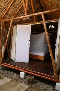 einen Kühlschrank in einem Zelt mit einem Bett in der Unterkunft Cabaña Beach Palomino in Palomino
