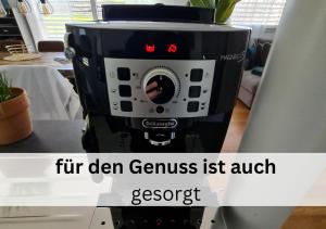 eine Kaffeemaschine auf einer Theke mit den Worten "Fun den geniuses fest erwarten" in der Unterkunft Ferienhausträume Oase Bodensee in Kreuzlingen