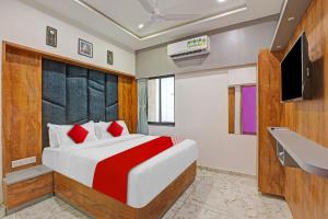 Ein Bett oder Betten in einem Zimmer der Unterkunft OYO Flagship Hotel Reet Villa