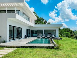 Bazén v ubytování Villa Mimpi With Ocean View nebo v jeho okolí