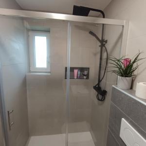 Bilik mandi di Apartma z lepo teraso za 3+1 osebe +20 gambar