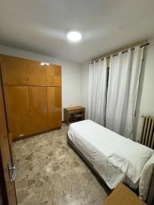Ένα ή περισσότερα κρεβάτια σε δωμάτιο στο Trilocale con cucina - Casa Manzoni