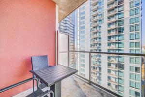 Balkón nebo terasa v ubytování Luxury 2BR Condo - Downtown City Views