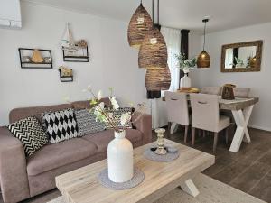 Afbeelding uit fotogalerij van Chalet Serooskerke SE07 in Serooskerke +11 foto's