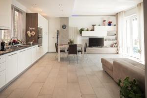 a kitchen and living room with a table and chairs at Casa Patty vista Portofino in Zoagli +65 photos