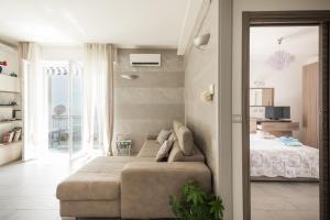ein Wohnzimmer mit einem Sofa vor einem Bett in der Unterkunft Casa Patty vista Portofino in Zoagli