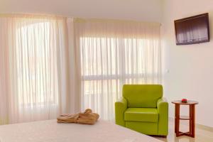 A television and/or entertainment centre at Hotel LIVVO Don Paco