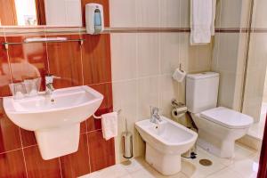 A bathroom at Hotel LIVVO Don Paco