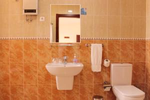 A bathroom at Hotel LIVVO Don Paco