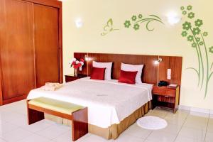 A bed or beds in a room at Hotel LIVVO Don Paco