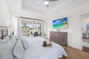 Μια τηλεόραση ή/και κέντρο ψυχαγωγίας στο Pet-friendly home with pool, spa and steps to beach
