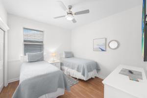 Ένα ή περισσότερα κρεβάτια σε δωμάτιο στο Pet-friendly home with pool, spa and steps to beach +43 φωτογραφίες