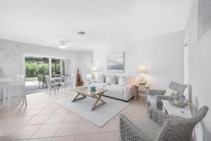 una sala de estar con un sofá y una mesa en Nautical home with pool, grill and steps to shops, en Marco Island