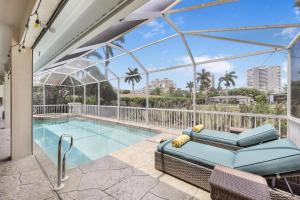 Πισίνα στο ή κοντά στο Pet-friendly home with pool, spa and steps to beach