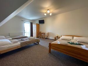 Ένα ή περισσότερα κρεβάτια σε δωμάτιο στο Skalny Brzeg