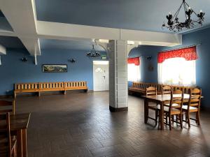查爾納古拉的住宿－Skalny Brzeg，一间配备有桌椅和蓝色墙壁的餐厅