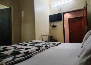 Postel nebo postele na pokoji v ubytování Hotel Purohit Sindhi Camp