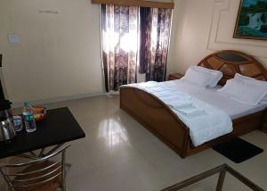 Postel nebo postele na pokoji v ubytování Hotel Purohit Sindhi Camp