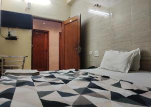 Postel nebo postele na pokoji v ubytování Hotel Purohit Sindhi Camp