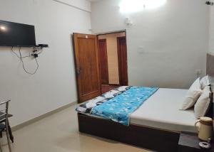 Postel nebo postele na pokoji v ubytování Hotel Purohit Sindhi Camp