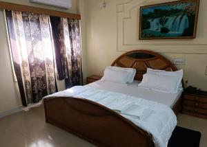Postel nebo postele na pokoji v ubytování Hotel Purohit Sindhi Camp