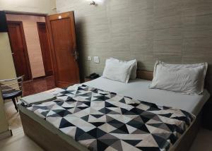 Postel nebo postele na pokoji v ubytování Hotel Purohit Sindhi Camp