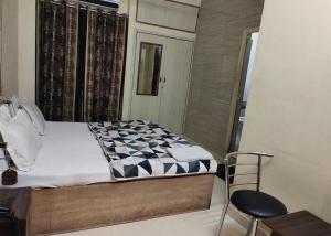 Postel nebo postele na pokoji v ubytování Hotel Purohit Sindhi Camp